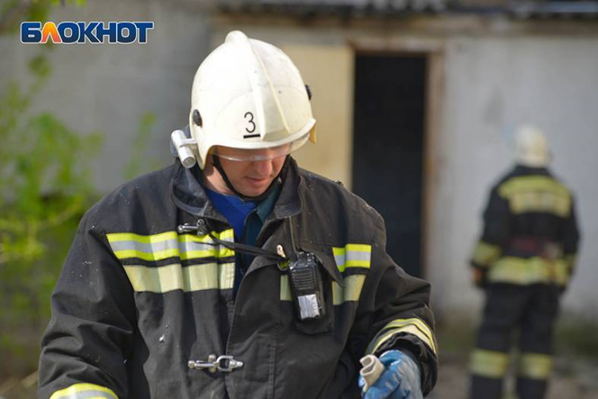 Троих жильцов эвакуировали из горевшего многоквартирного дома на севере Волгограда