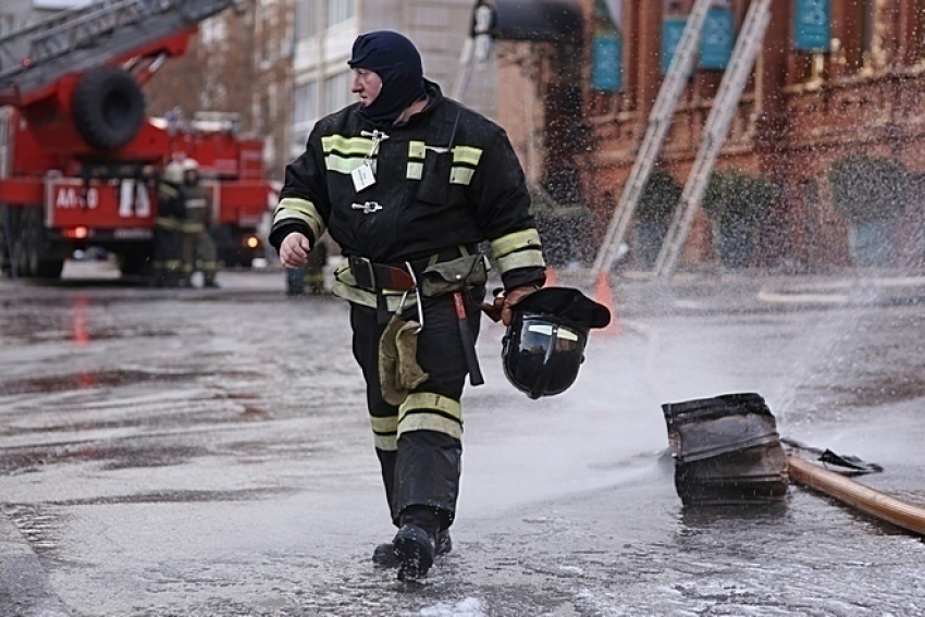 В Камышине пожарные 3,5 часа тушили  хлопчатобумажный комбинат