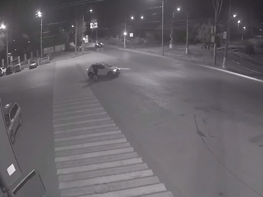 Автомобиль врезался в двух волгоградцев на переходе: видео