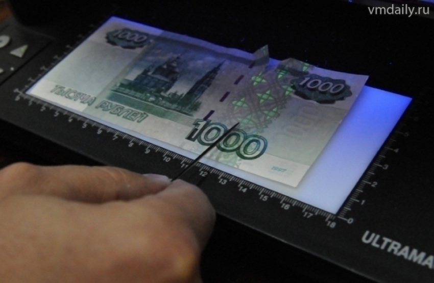Волгоградец пытался расплатиться найденной фальшивой купюрой