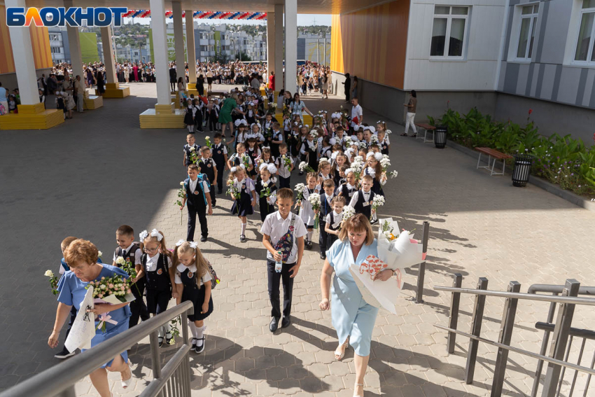 Волгоградцы массово отказываются от подарков учителям на День Знаний: «Законом не прописано"