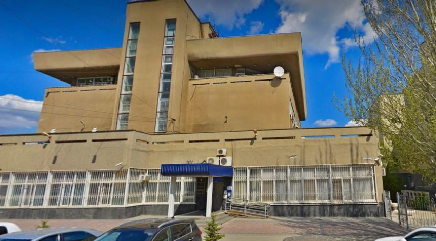 Прорыв возле управления ФССП устраняют в Волгограде 