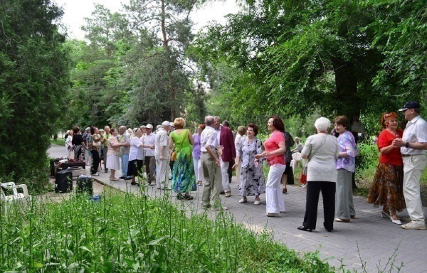 В центре Волгограда пожилые люди будут танцевать каждую среду