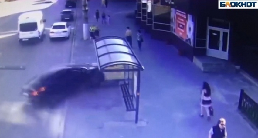 Смертельный наезд на пешеходов на остановке в Волгограде попал на видео 
