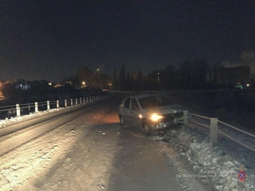Водитель на Renault протаранил отбойник перед «КомсоМоллом» в Волгограде