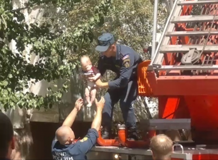 Спасение грудничка мужественным сотрудником МЧС из задымленного дома попало на видео в Волгограде 