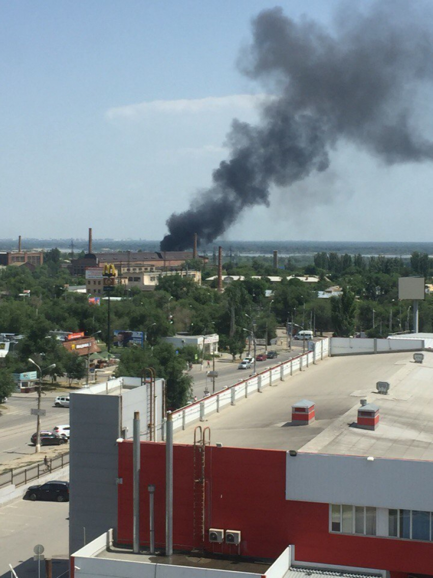 В Волгограде на заводе «Баррикады» загорелись бочки с нефтепродуктами