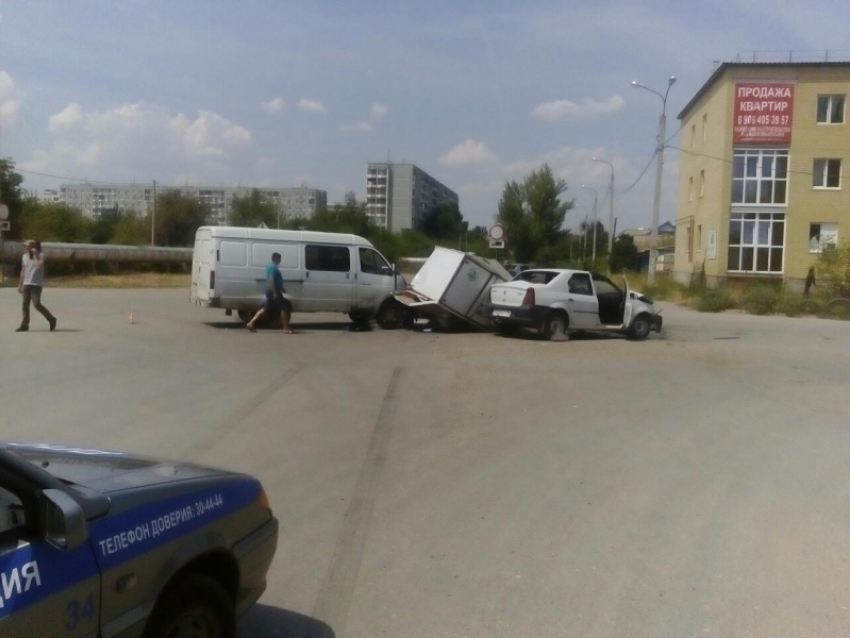 В Волгограде в тройном ДТП пострадали четыре человека
