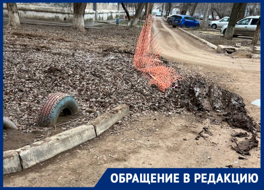 Застревают машины, провалилась земля: жуткий двор показали волгоградцы