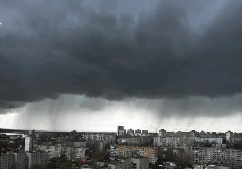 Экстренное предупреждение из-за ливня с градом объявило МЧС в Волгоградской области 