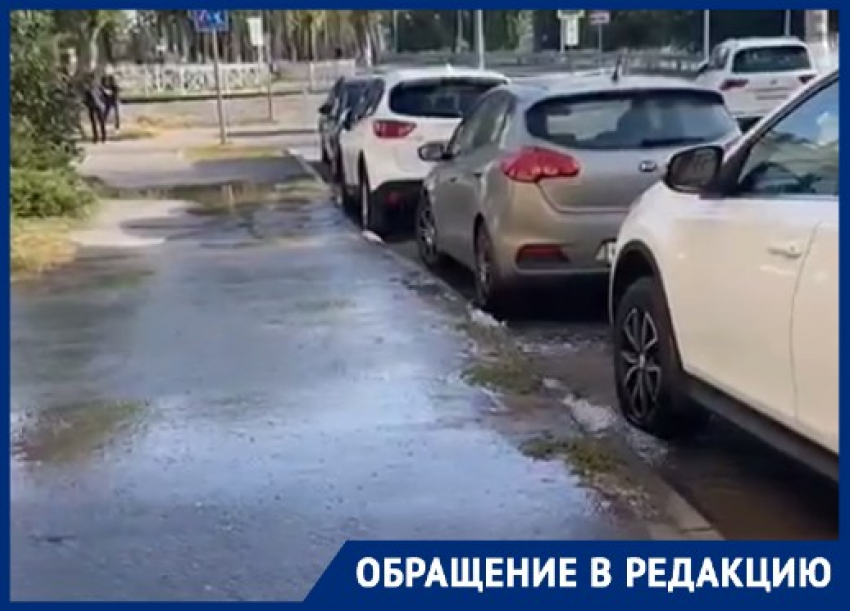 "Шоу-фонтаны» забили из-под асфальта в Волгограде