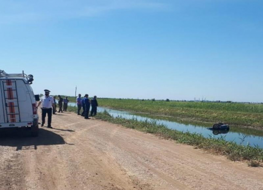 Машину с пятью трупами достали из канала в Волгоградской области 