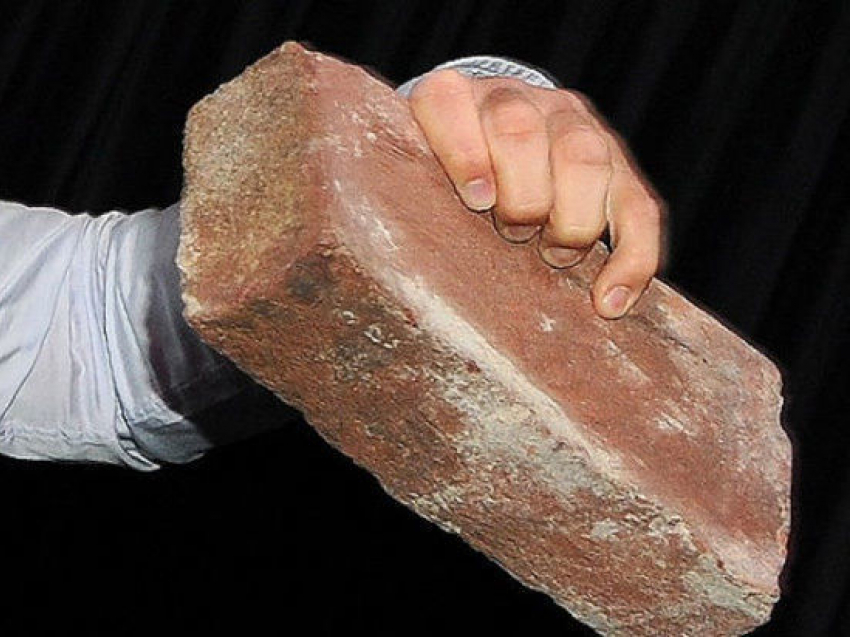 В Волгограде на 32-летнюю женщину в лифте дома напал грабитель с кирпичом 