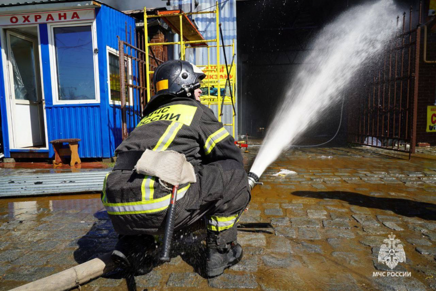 Более десятка человек обратились за медпомощью: на рынке в Волгограде ликвидировали открытый огонь 