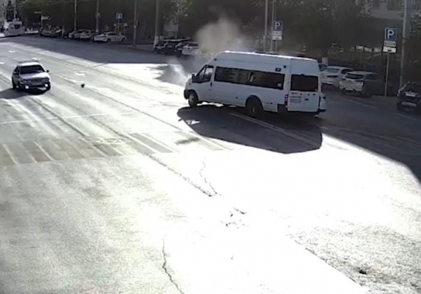 В центре Волгограда столкнулись иномарка и микроавтобус: есть пострадавший