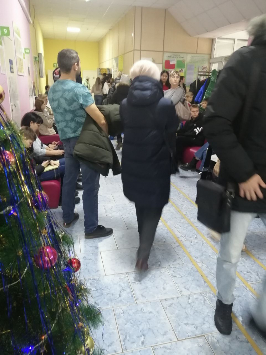 «Это просто идиотизм»: огромное скопление больных детей сняли в Волгограде на видео