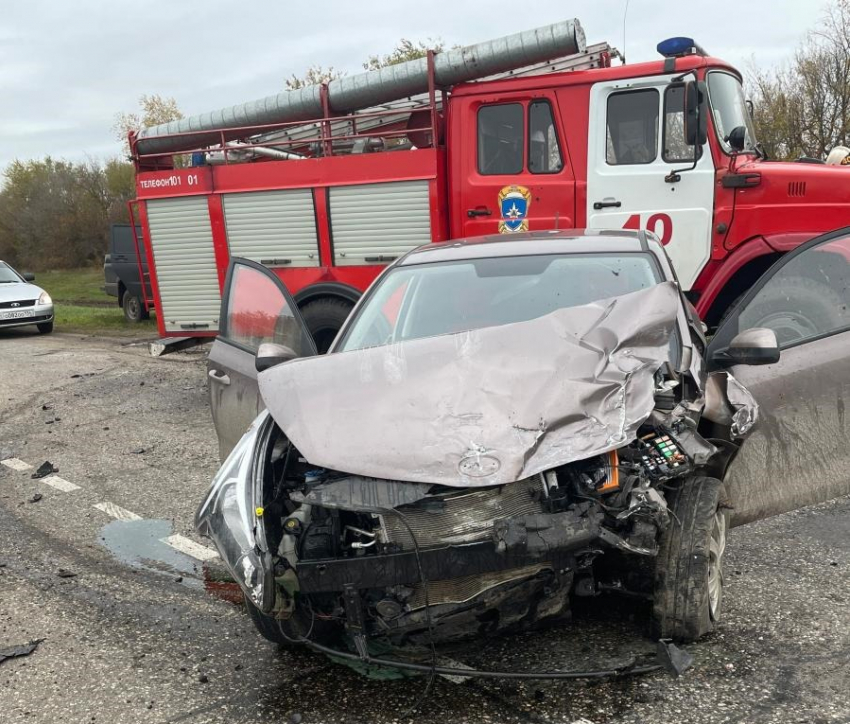 Водитель умер, 18-летняя в больнице после лобового ДТП в Волгоградской области