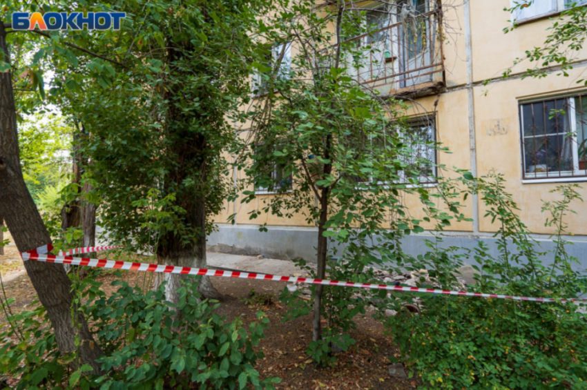 Тело мужчины нашли под окнами многоэтажки в Волгограде