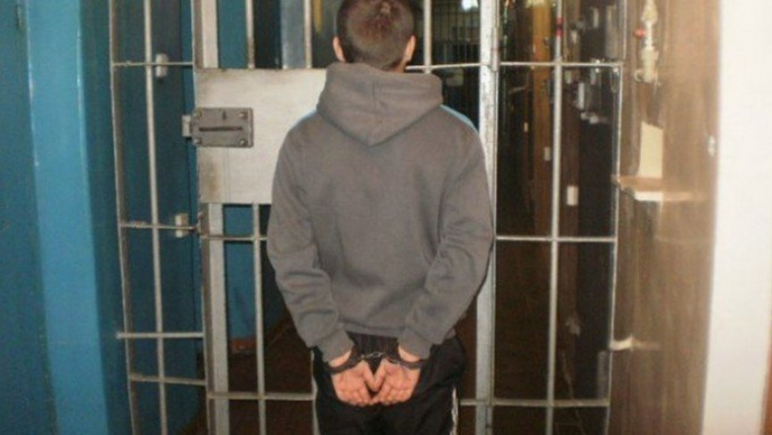 Повисший на заборе угонщик-неудачник с другом ограбил 15-летнего подростка под угрозой ножа в Суровикино 