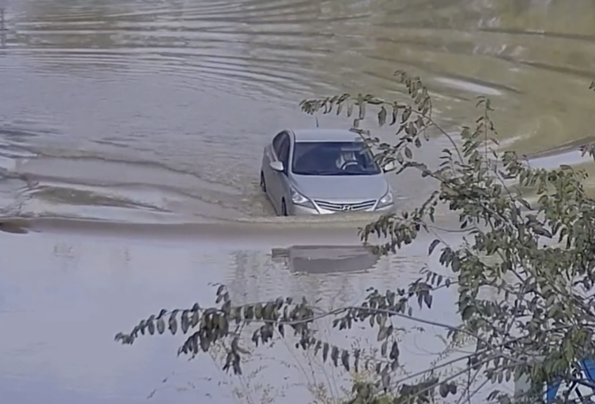 У «Магнита» затопление, воду отключили: видео ЧП на юге Волгограда 