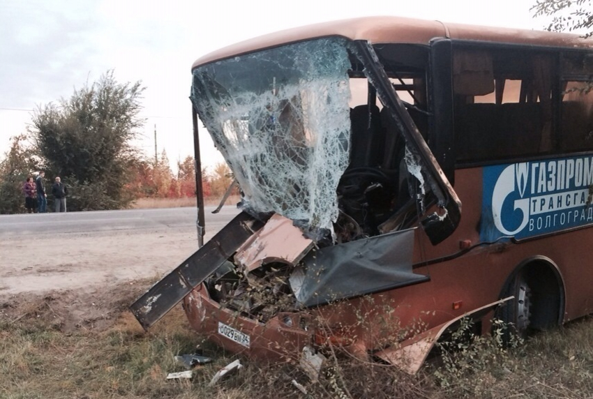 В Волгограде Камаз влетел в автобус с работниками «Газпрома"