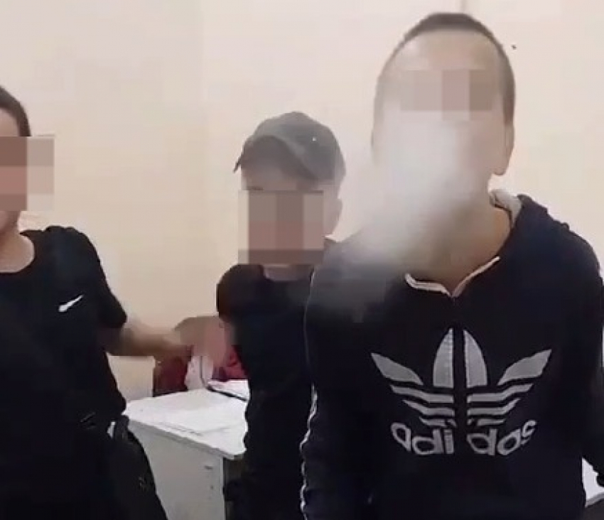 Закрытые в подсобке дети угрожали «мокрухой» продавцу, курили вейп и играли ножичком в Волгограде  