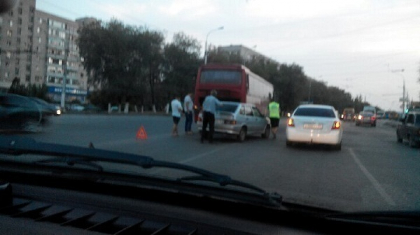 Авария с автобусом собрала пробку на севере Волгограда