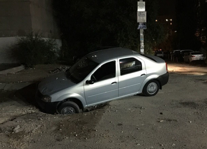 Renault волгоградки провалился под землю во дворе на севере города 