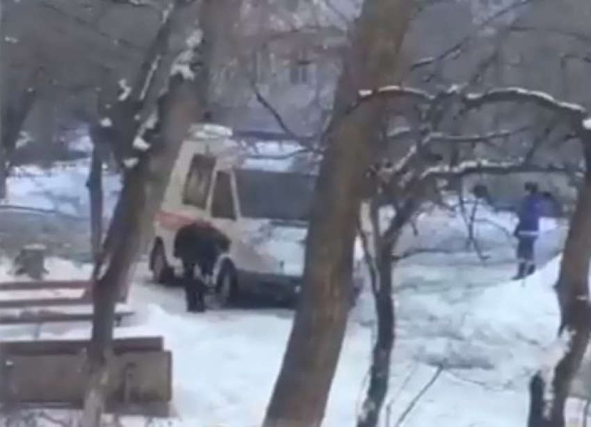 Спешащая на вызов «скорая» застряла во дворе-ловушке на севере Волгограда