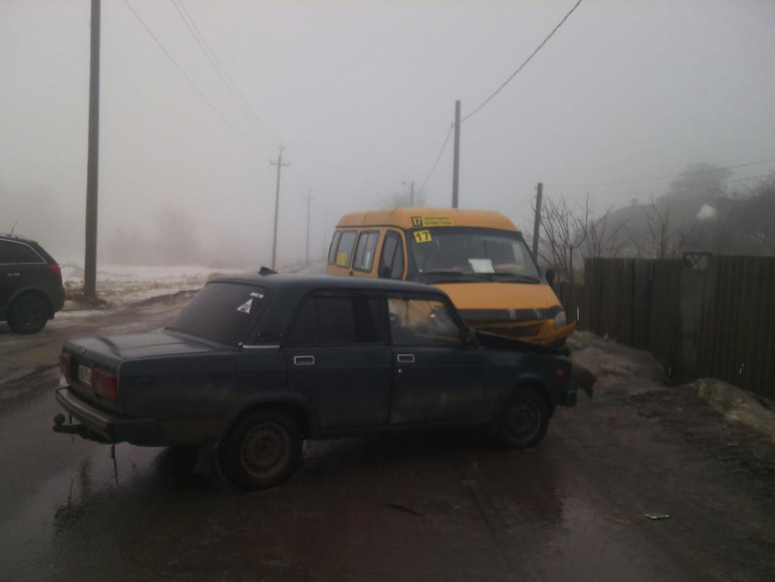 В Камышине в столкновении маршрутки и ВАЗ-2105 пострадал 27-летний мужчина