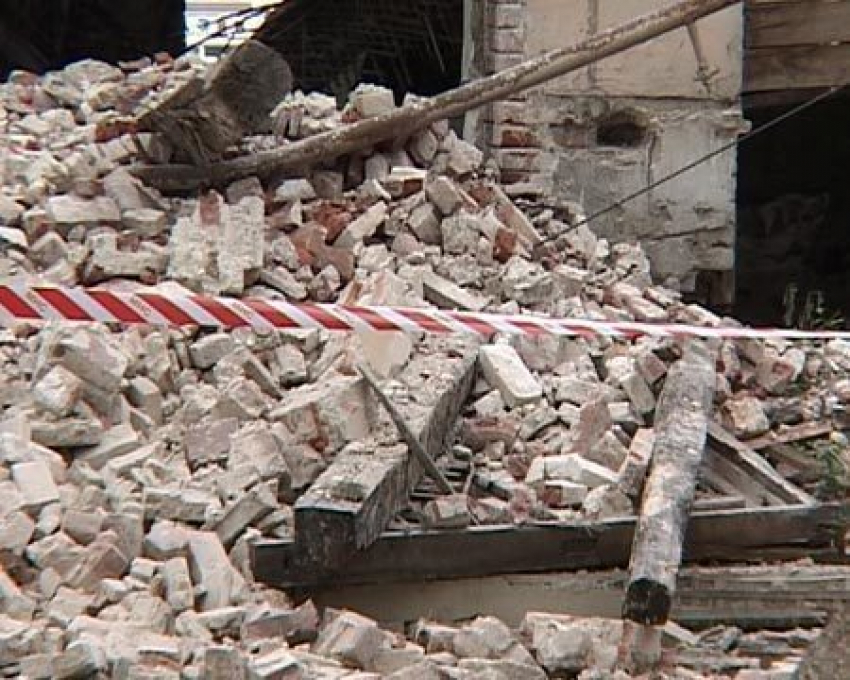 В центре Волгограда из-за обрушения стены дома погиб рабочий