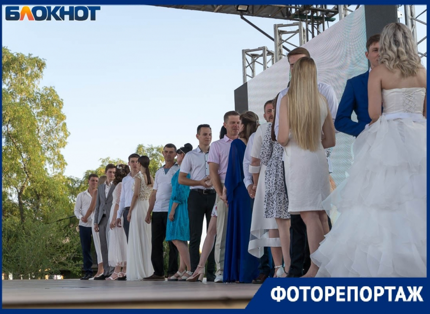 «Гороскопы - это все чушь, главное – как люди чувствуют!»: 14 пар на глазах у всех поженились в Волгограде