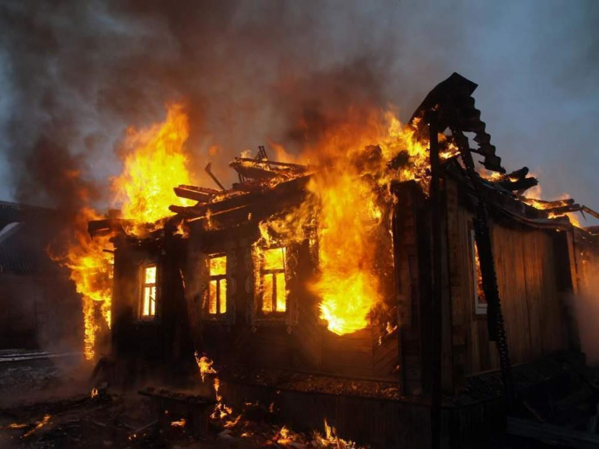 Под Волгоградом на пожаре в частном доме едва не погибли 3 человека 