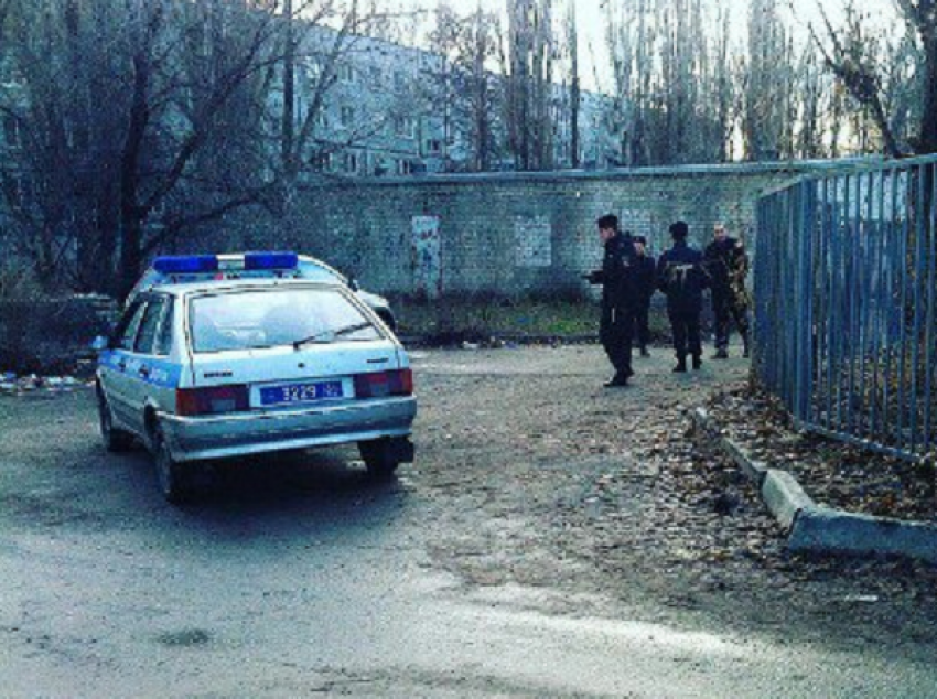 В бесхозной машине у лицея №7 в Волгограде бомба не обнаружена 