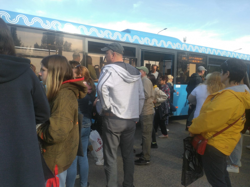 На День Победы в Волгограде людям пришлось брать штурмом общественный транспорт