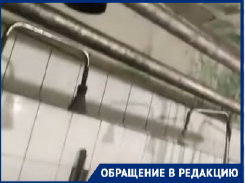 Ржавые трубы и штукатурка вместо шампуня: волгоградец снял видео в душевой крупного завода