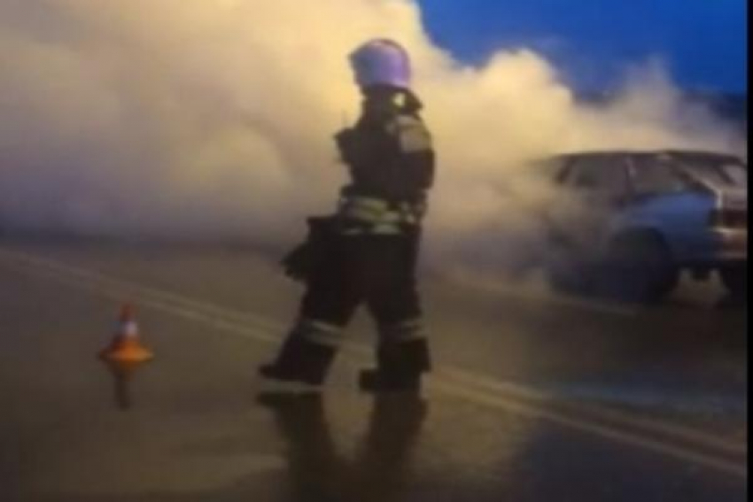 На «танцующем мосту» в Волгограде сгорело авто 