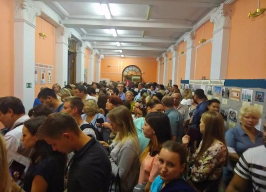 В Волгограде бюджетников на публичные слушания вывозили автобусами