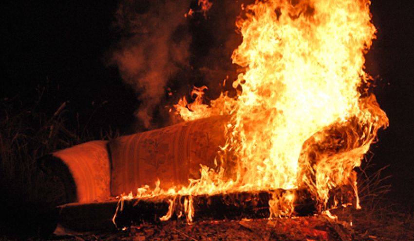 54-летняя женщина едва не погибла из-за загоревшегося дивана в Урюпинске