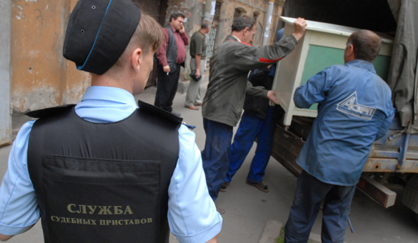 Разгневанная жительница Волгоградской области распродала имущество должника прямо под его окнами