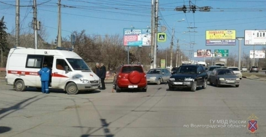 На севере Волгограда Toyota врезалась в Kia: пенсионерка и молодой парень в больнице