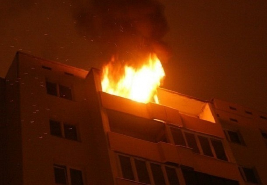 Девятиэтажка загорелась ночью на юге Волгограда
