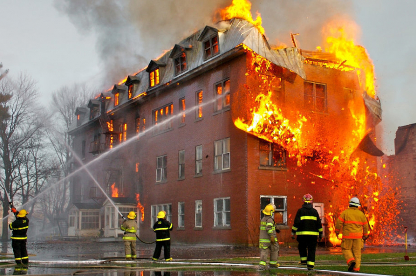 Пожар в центре Волгограда выгнал на улицу 15 человек