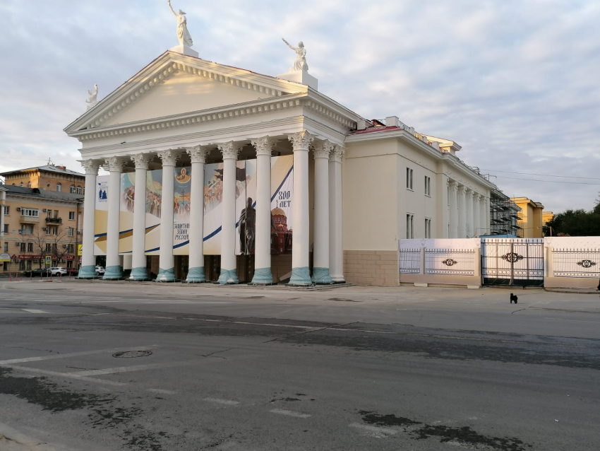 Под покровом темноты в Волгограде НЭТ закрыли баннерами