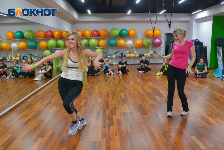 Блондинки сошлись в танцевальном баттле в волгоградском фитнес-клубе
