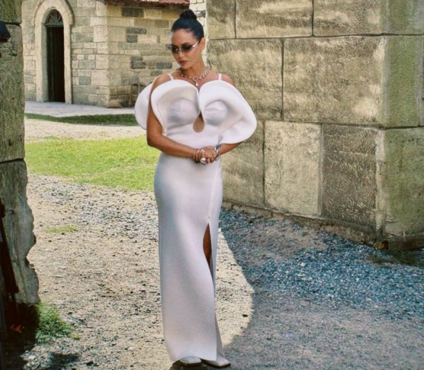 «Реально костюм пельменя»: Ляйсан Утяшеву высмеяли за дизайнерский наряд