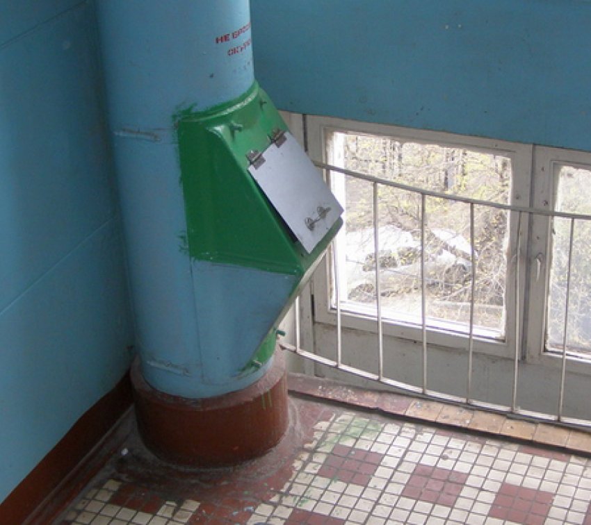 На севере Волгограда в мусоропроводе уборщица нашла труп мужчины