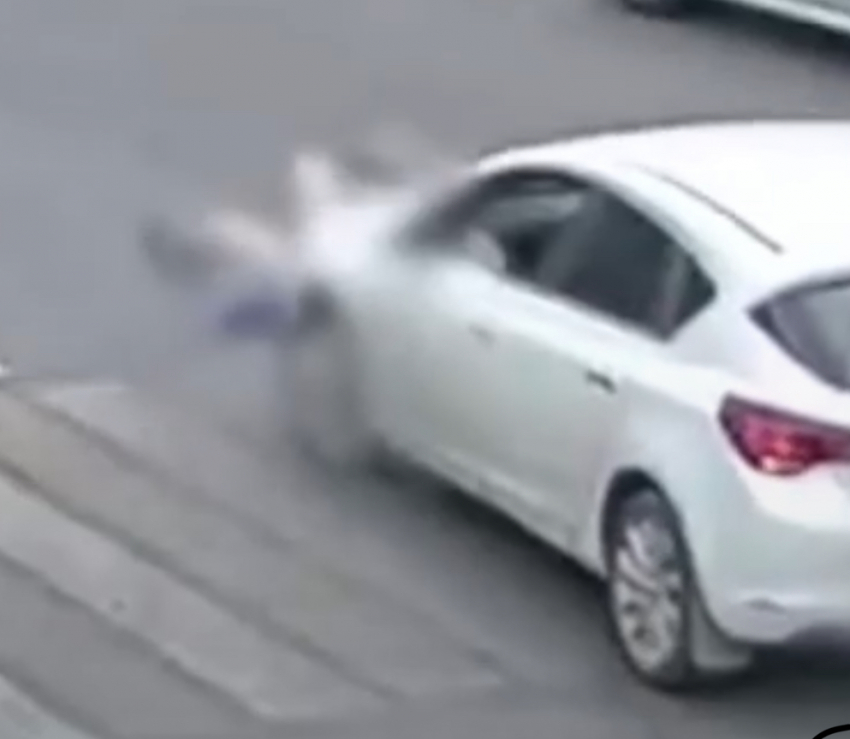 Бабушку жестко сбил «Опель» в центре Волгограда 