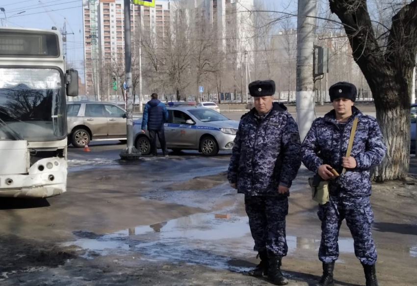 Летевший на красный автобус протаранил легковушку в Волгограде