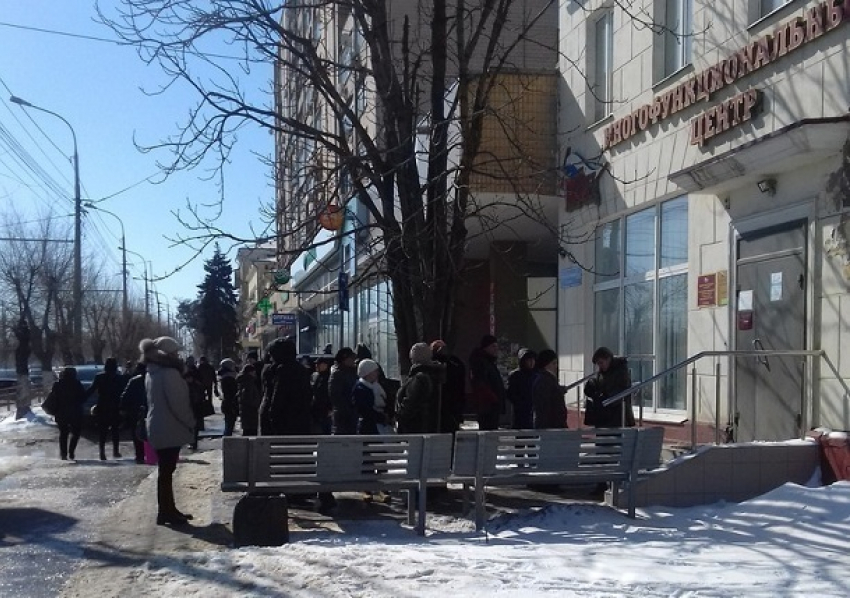 Из-за странного пакета эвакуировали персонал и посетителей МФЦ на севере Волгограда 
